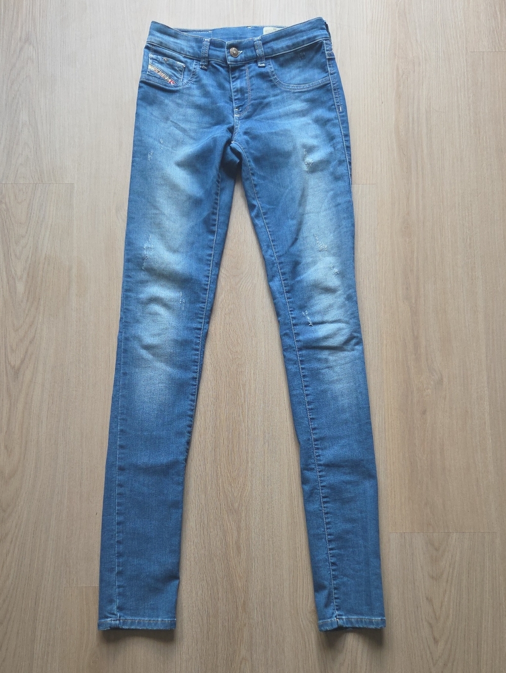 Women's Skinny Jeans in Medium Washed Blue
